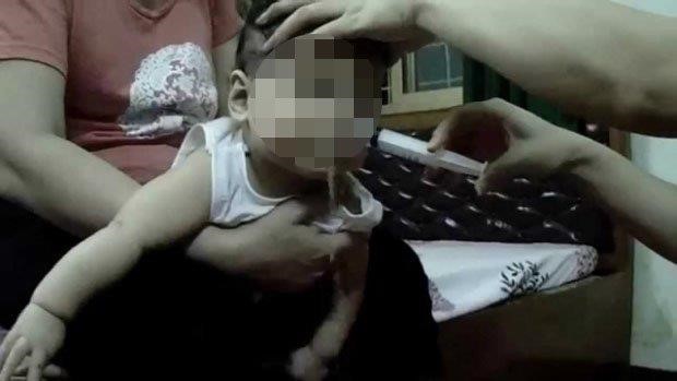 Rửa mũi cho trẻ không đúng cách dễ gây sặc, sang chấn tâm lý