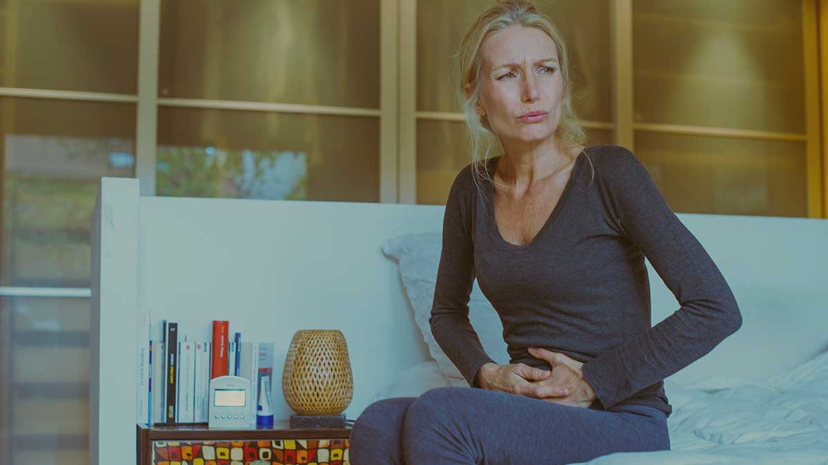 Sôi bụng thường kèm theo đau quặn bụng từng cơn