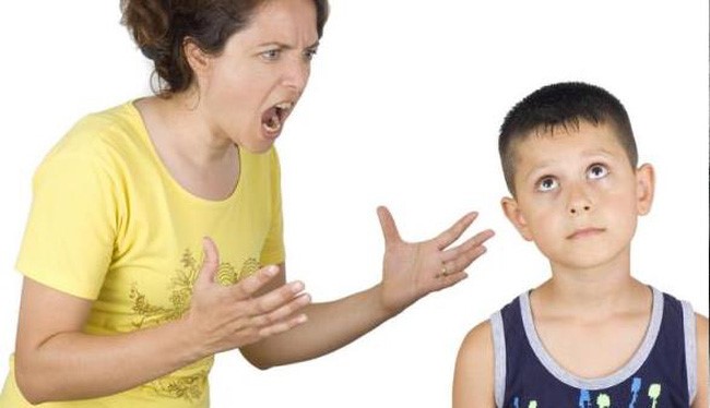 Quát mắng sẽ khiến trẻ sợ đi vệ sinh, dẫn đến táo bón lâu ngày