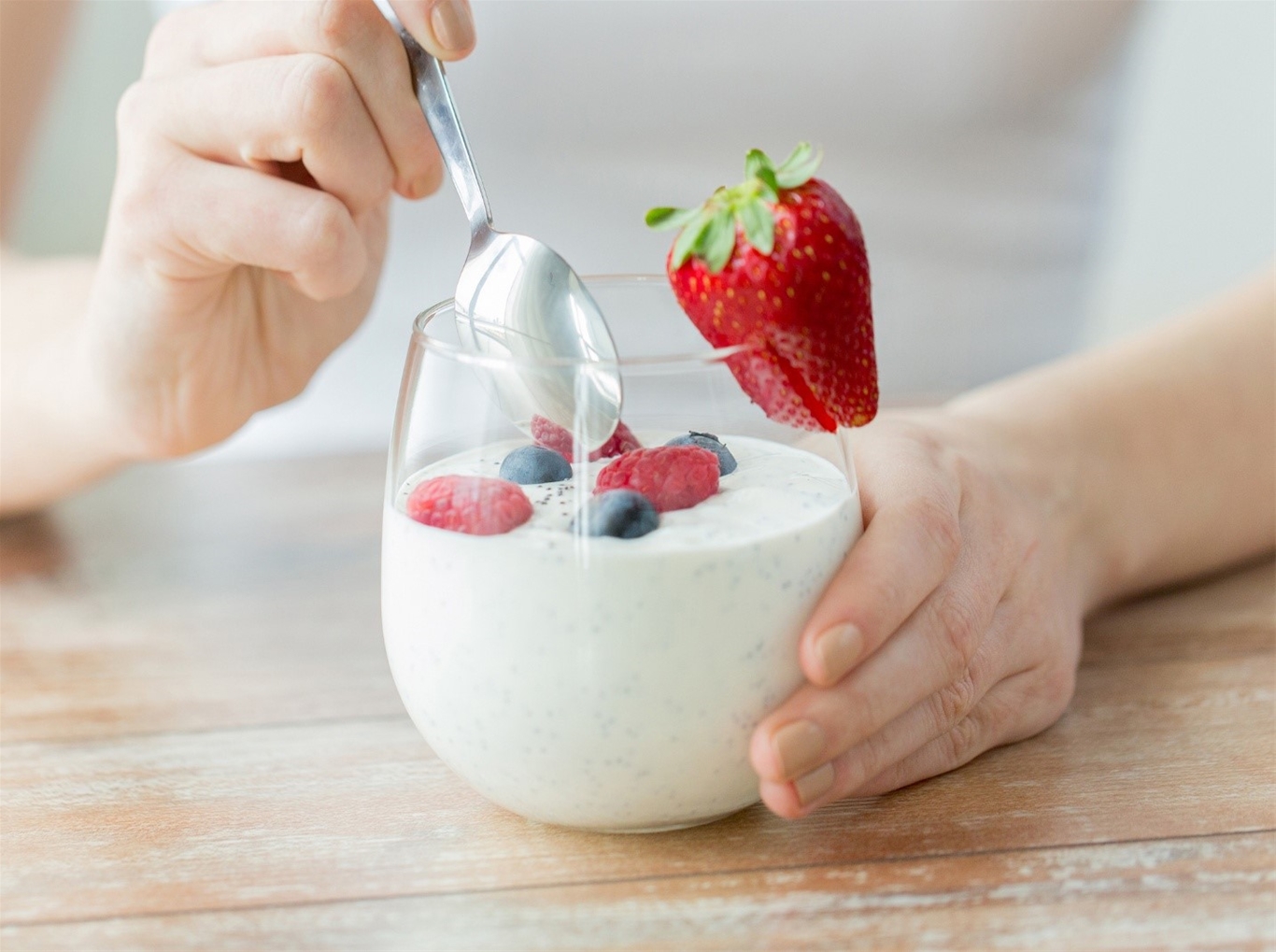 Người bị viêm đại tràng nên ăn sữa chua để bổ sung lợi khuẩn