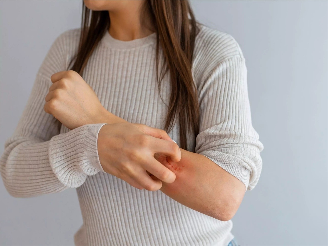 mẩn ngứa nóng trong do gan 