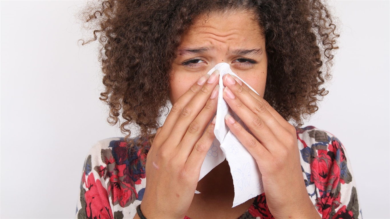 Hắt hơi, sổ mũi, ngạt mũi là những triệu chứng của viêm xoang
