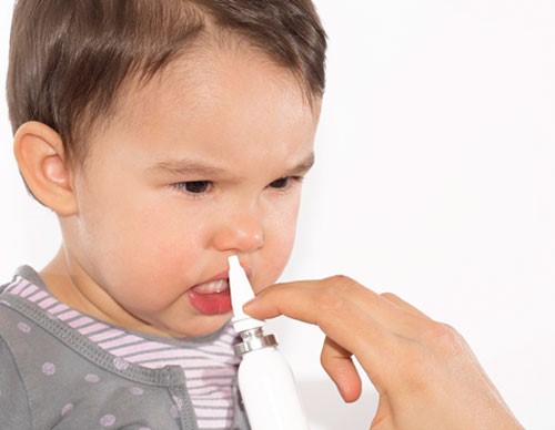 Chỉ nên dùng bình phun sương để xịt mũi, rửa mũi cho trẻ