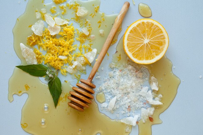 Nên tẩy da chết bằng nguyên liệu tự nhiên để tạm biệt làn da sạm đen