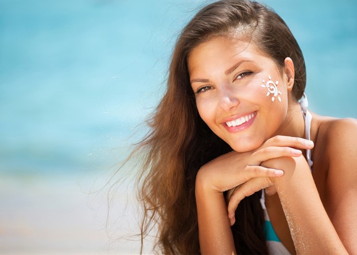 Tiếp xúc với ánh nắng mặt trời cường độ cao cũng khiến da sạm đen