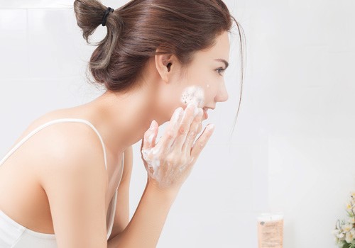 sữa rửa mặt cho da khô