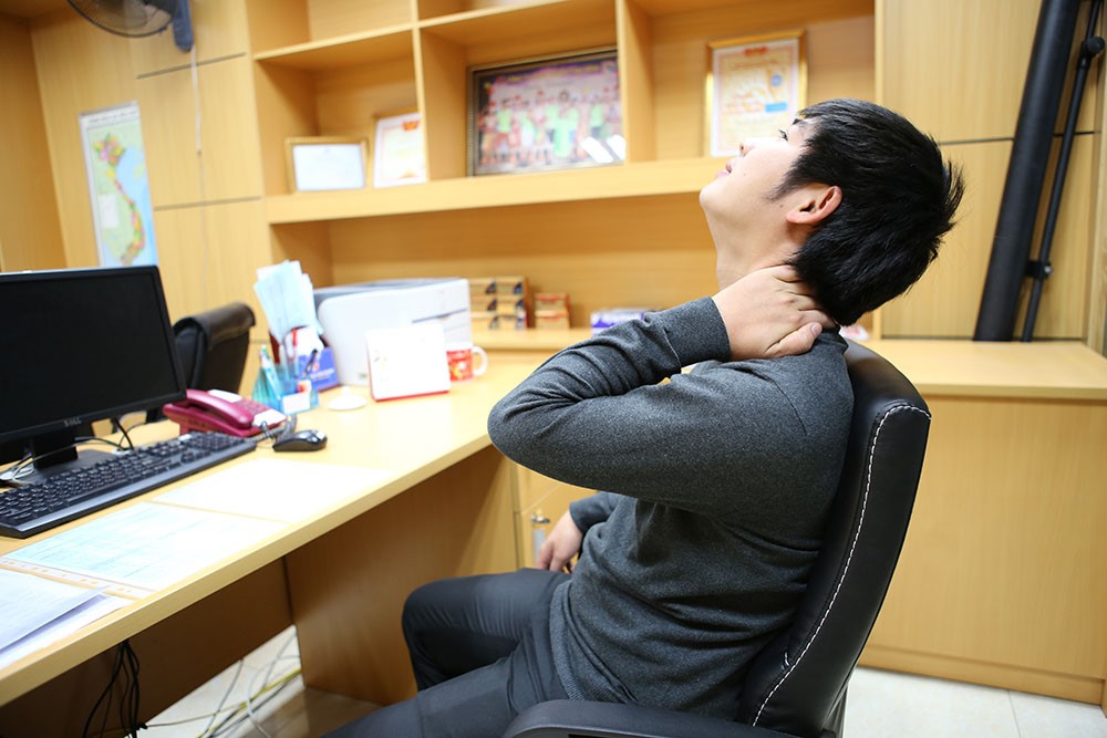 Đau cổ vai gáy tăng lên khi ngồi lâu