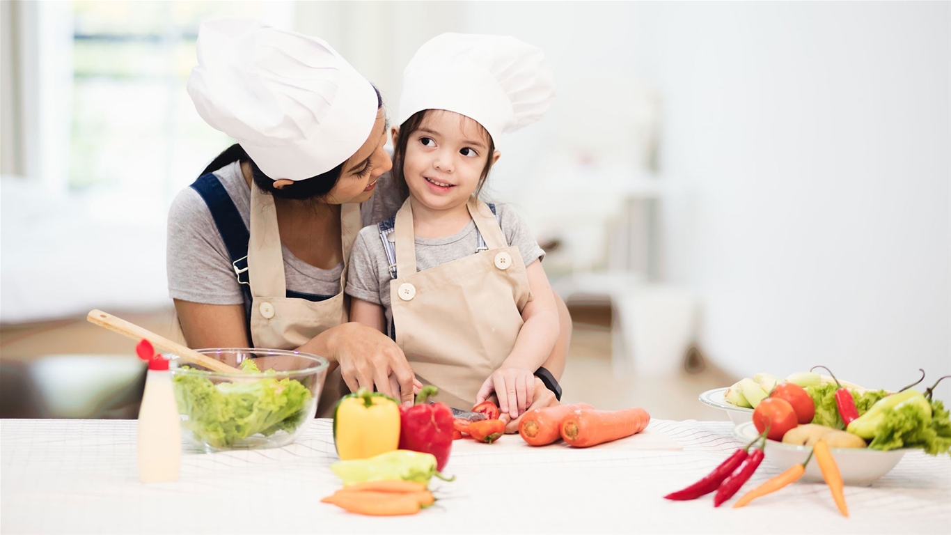 Nên ăn nhiều rau xanh, trái cây để tránh thiếu các vitamin