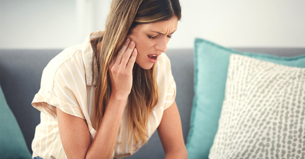 Sử dụng thuốc giảm đau giúp giảm triệu chứng của viêm khớp thái dương hàm