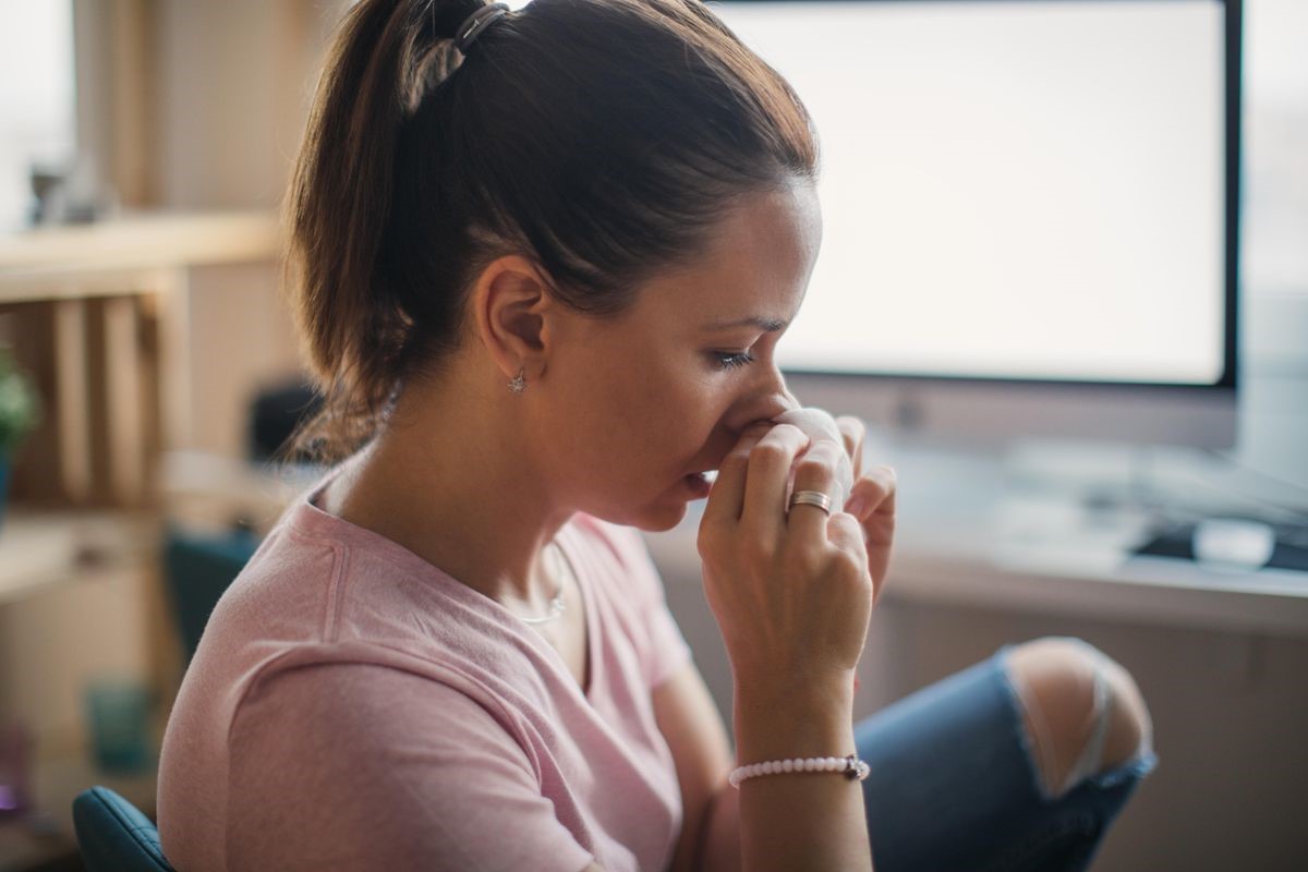 Chất dịch nhầy, màu đục chảy ra từ đường mũi là một trong những nguyên nhân của viêm xoang mạn tính