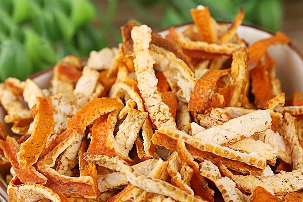 Giữ lại vỏ cam quýt khô sẵn trong nhà để phòng đầy hơi chướng bụng cho con