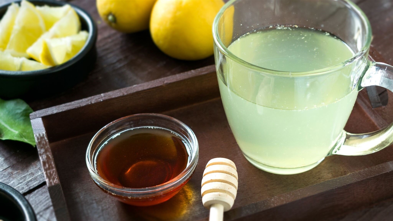 Ngậm nước chanh muối, mật ong để cổ họng dịu lại khi có triệu chứng ho.