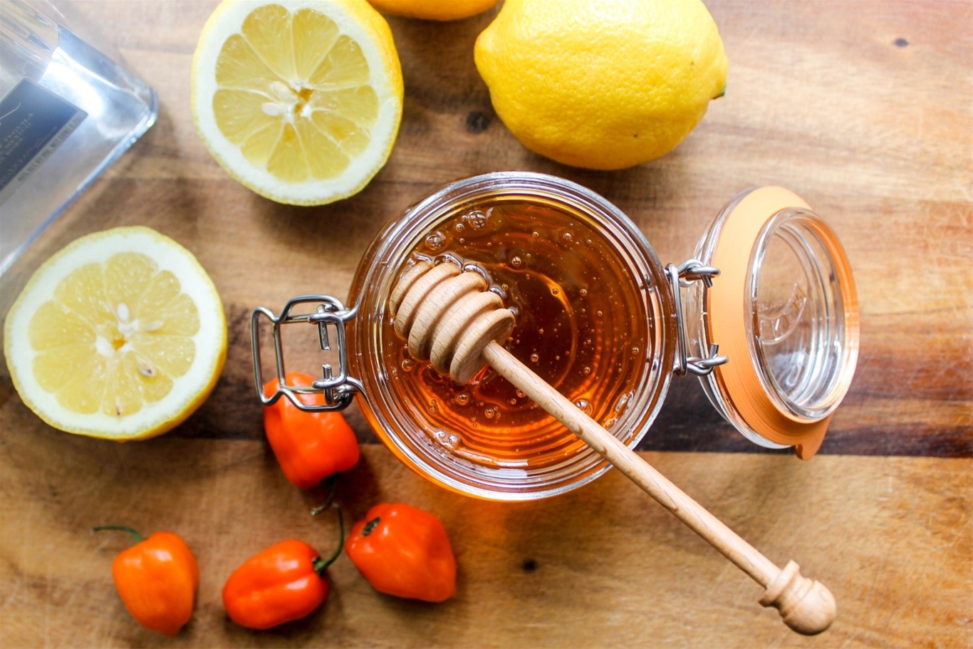 Uống chanh mật ong giúp giảm ho, giảm sổ mũi