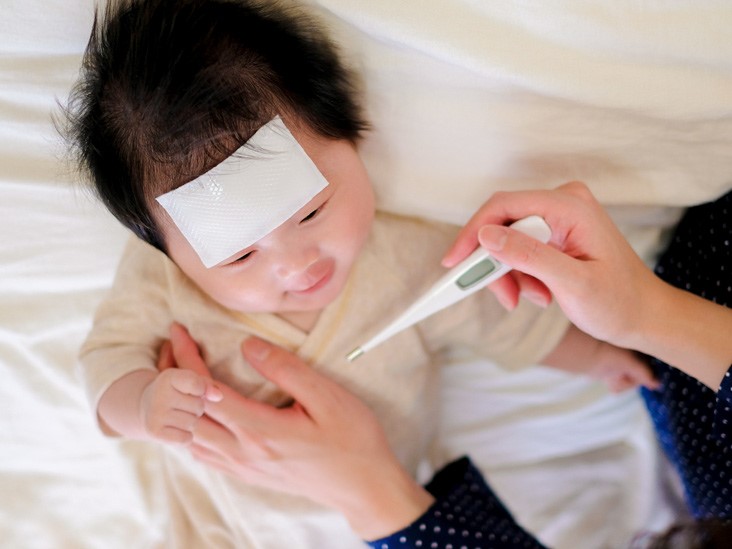 Sử dụng miếng dán hạ sốt giúp giảm nhiệt cho trẻ hiệu quả