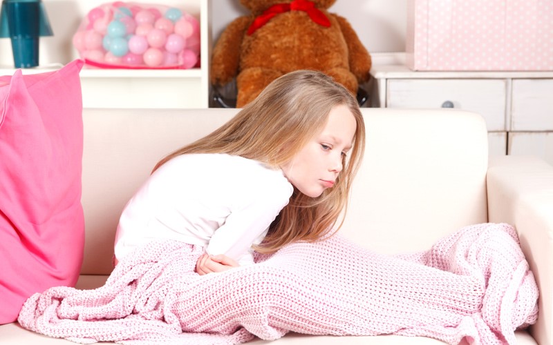 Đau bụng âm ỉ là triệu chứng thường gặp khi trẻ bị viêm loét dạ dày do HP