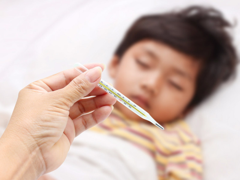 dùng nhiệt kế để đo nhiệt độ khi bé sốt cao