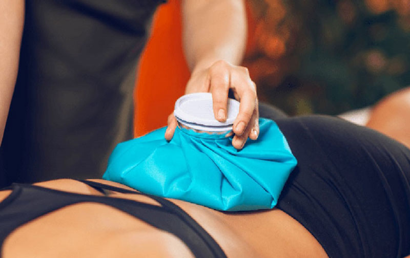 Chườm đá giúp làm dịu cơn đau lưng cấp tính