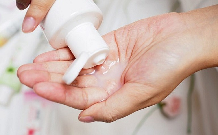 có nên dùng dung dịch vệ sinh phụ nữ không