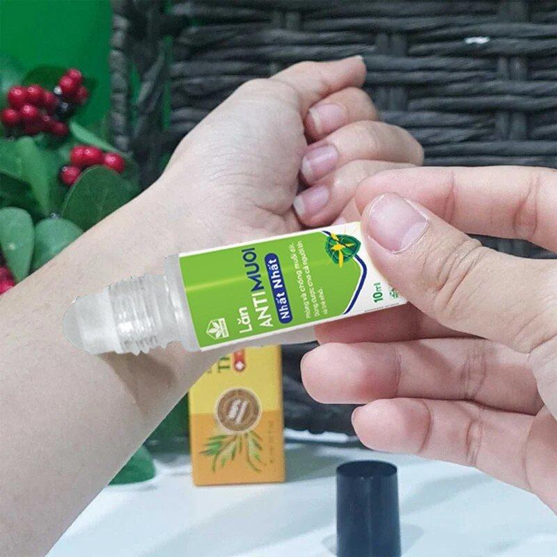 Có thể lăn sản phẩm thảo dược chứa tinh dầu sả để xua đuổi muỗi