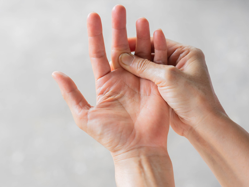 Đau khớp ngón tay giữa 