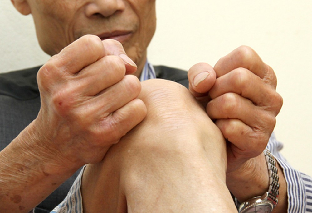 đau nhức khớp gối của người già