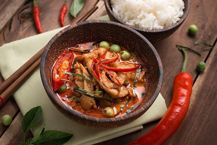 Đồ cay nóng kích thích niêm mạc dạ dày khiến triệu chứng đau dạ dày trở nặng