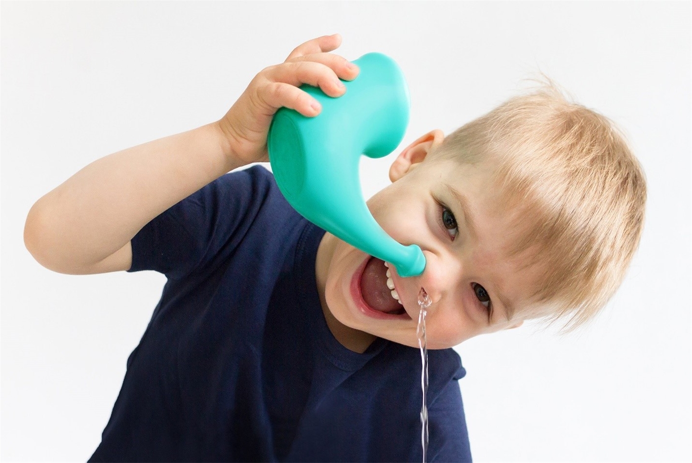 Đổ dung dịch nước muối vào một bên lỗ mũi cho dung dịch chảy qua lỗ mũi kia