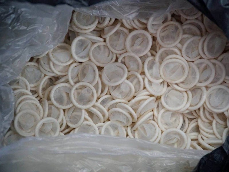 dùng bao cao su nhiều có hại không