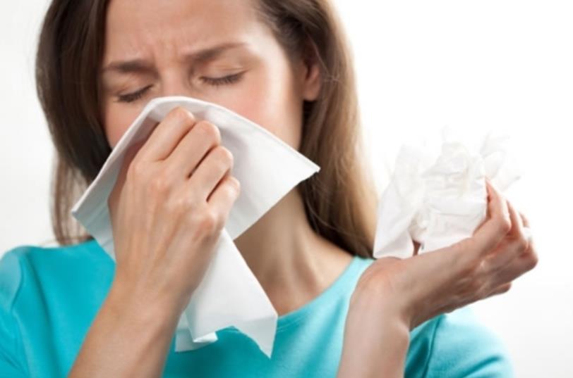 Hắt hơi sổ mũi là những triệu chứng phổ biến của cảm phong hàn