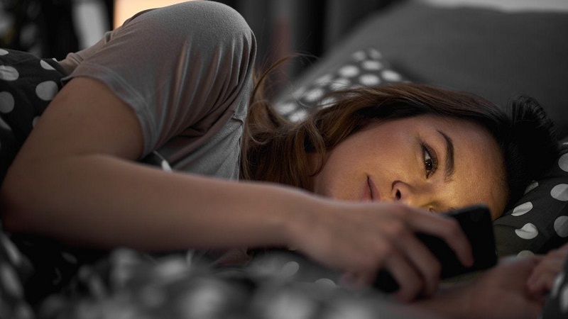 Màn hình điện thoại phát ra ánh sáng xanh gây khó ngủ