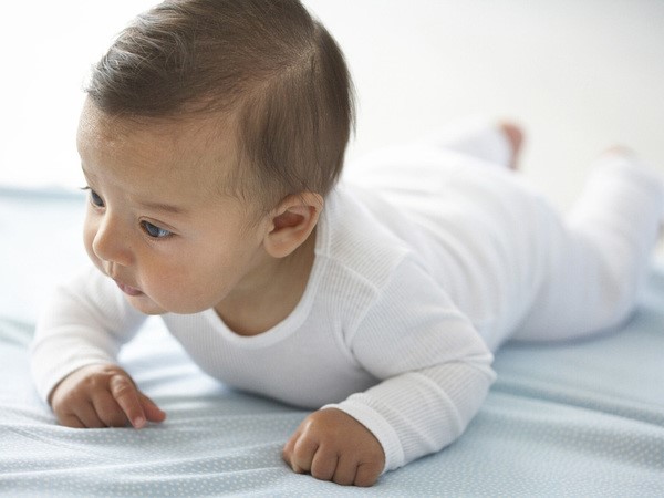 Nên mặc cho trẻ bộ đồ liền thân để phòng tránh muỗi đốt ở chân và tay