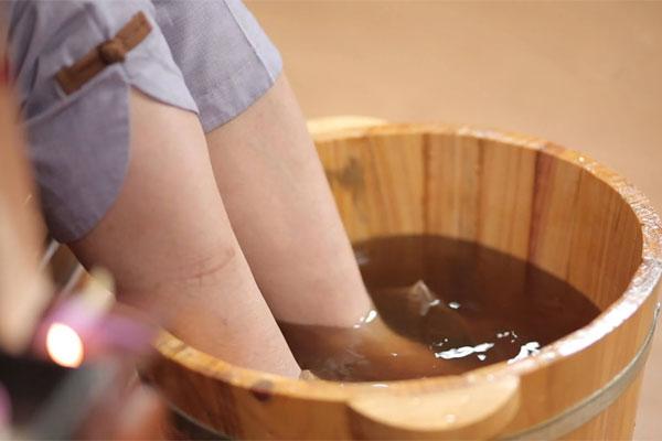 Ngâm chân trong nước muối giúp giảm ngứa chân hiệu quả