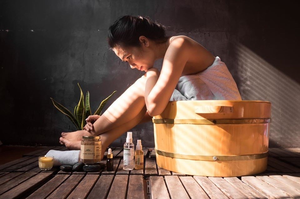 Ngâm mông trong chậu nước ấm giúp giảm đau do bệnh trĩ