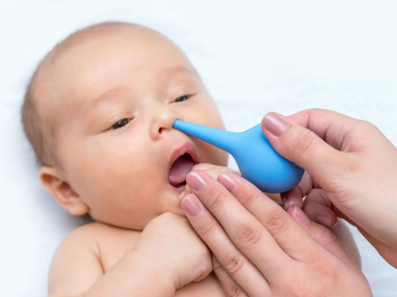trị nghẹt mũi cho bé