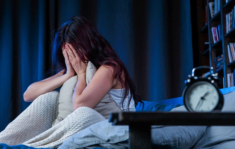 Ngủ không sâu giấc hay nằm mơ