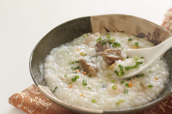 Người bệnh sốt xuất huyết nên ăn uống đầy đủ, có thể ăn cháo cho dễ tiêu