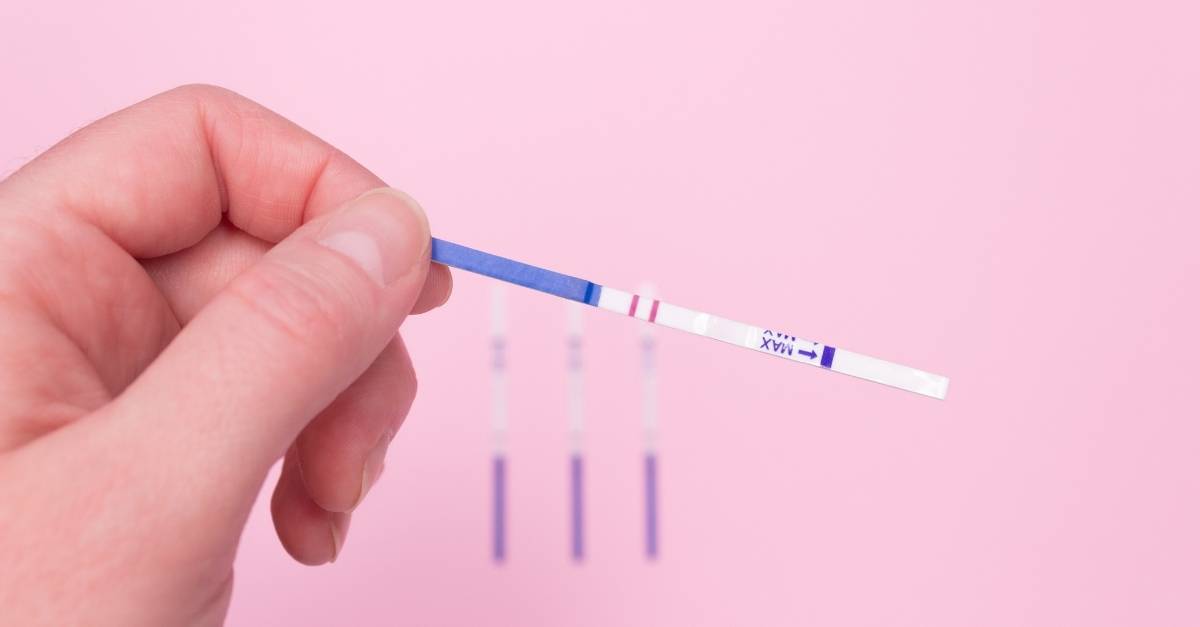 Que thử thai hiện hai vạch là dấu hiệu mang thai phổ biến