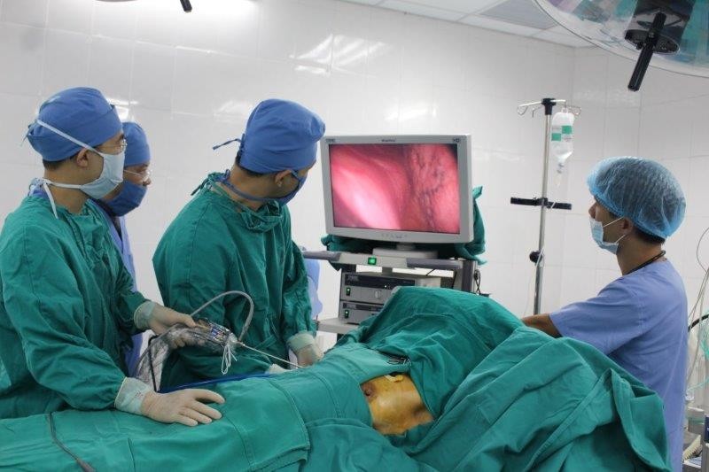 Ra mồ hôi chân tay là bệnh gì