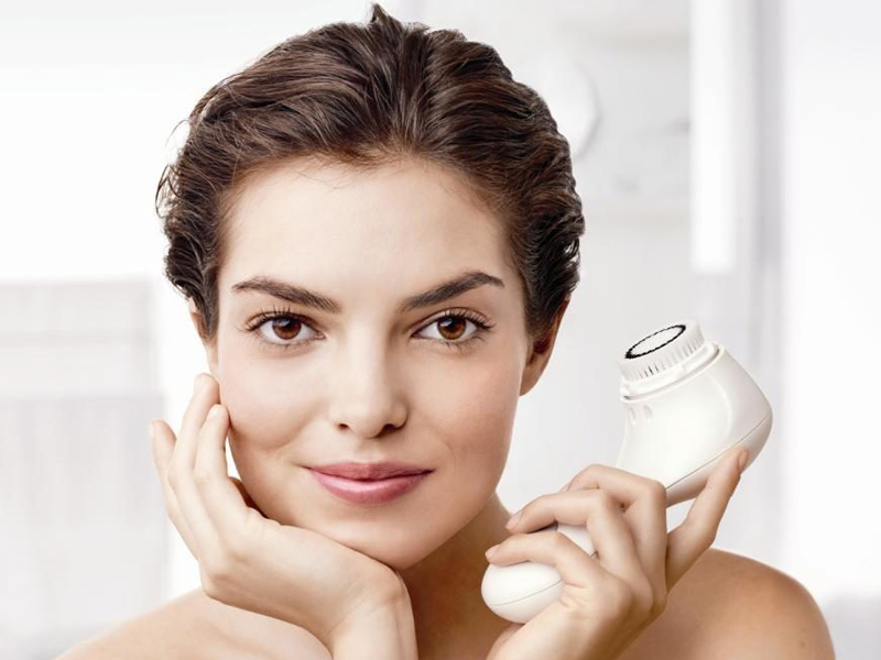 dùng máy rửa mặt để rửa mặt mỗi ngày