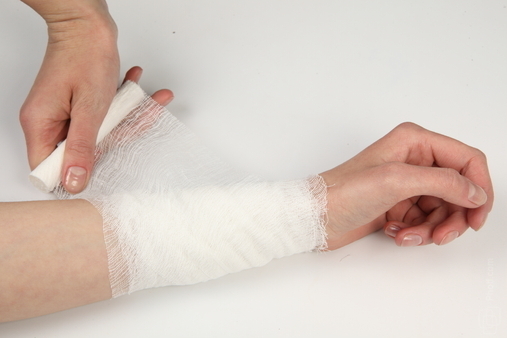 Sau khi sát trùng vết thương cần băng bó lại