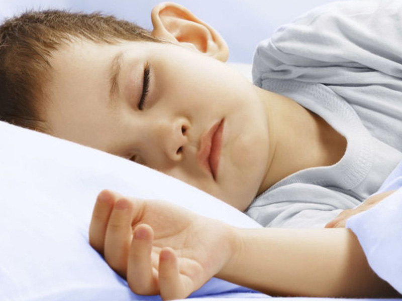 trẻ sốt cao tay chân lạnh