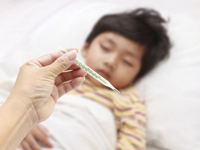 bé bị sốt vi rút