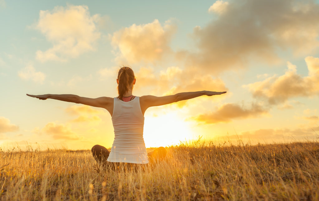 Tắm nắng làm tăng tổng hợp vitamin D giúp giảm triệu chứng vẩy nến