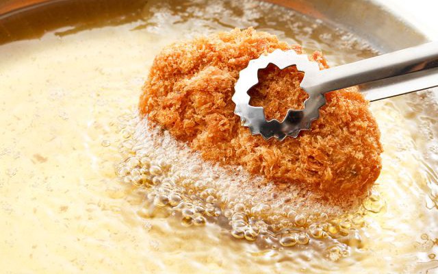 Thực phẩm chiên rán là thực phẩm mà người đau dạ dày nên tránh