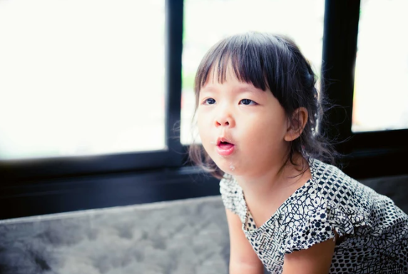 Trẻ bị ho khan liên tục do viêm đường hô hấp