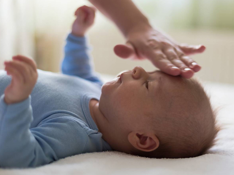 trẻ sốt cao phải làm sao?