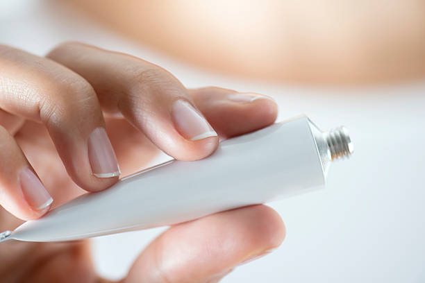 Tuýp bôi trĩ được bệnh nhân ưa chuộng vì tiện dụng và ít tốn kém