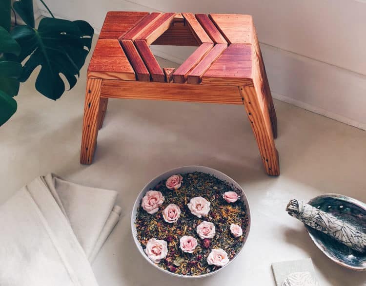 vệ sinh vùng kín bằng nước chè khô