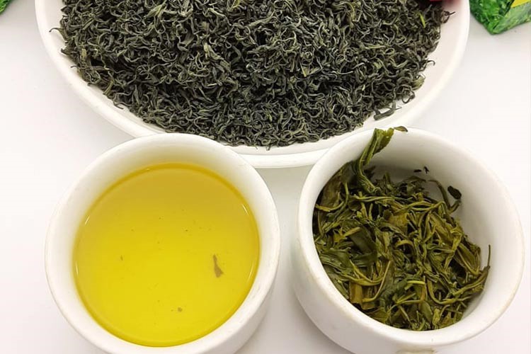 vệ sinh vùng kín bằng nước chè khô