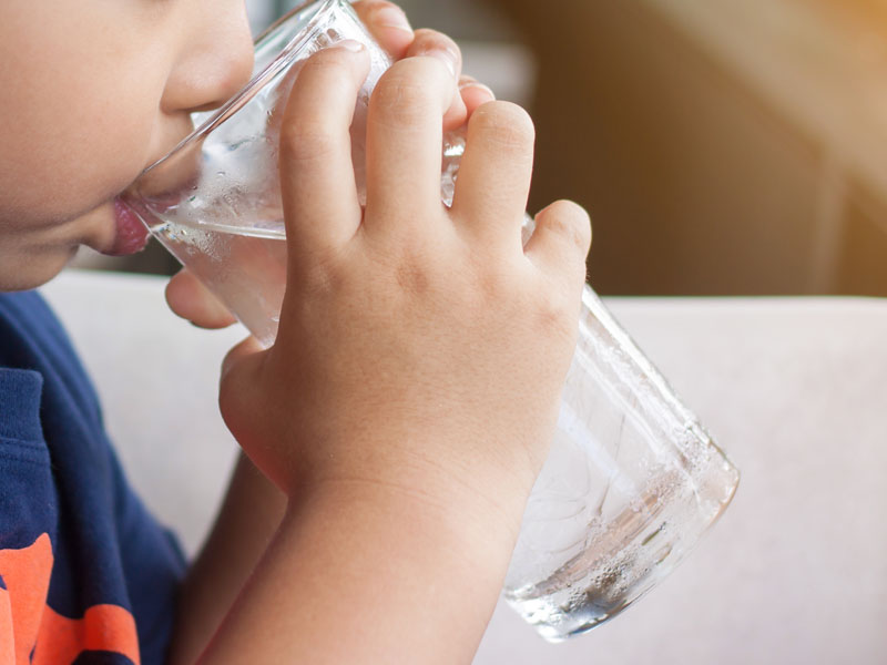 viêm họng uống nước đá